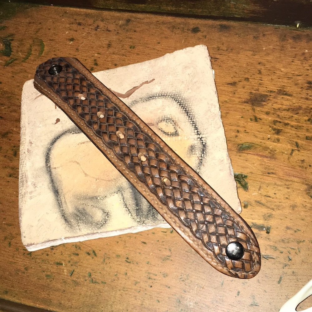 Handmade leather cuff - Picture 4 of 5